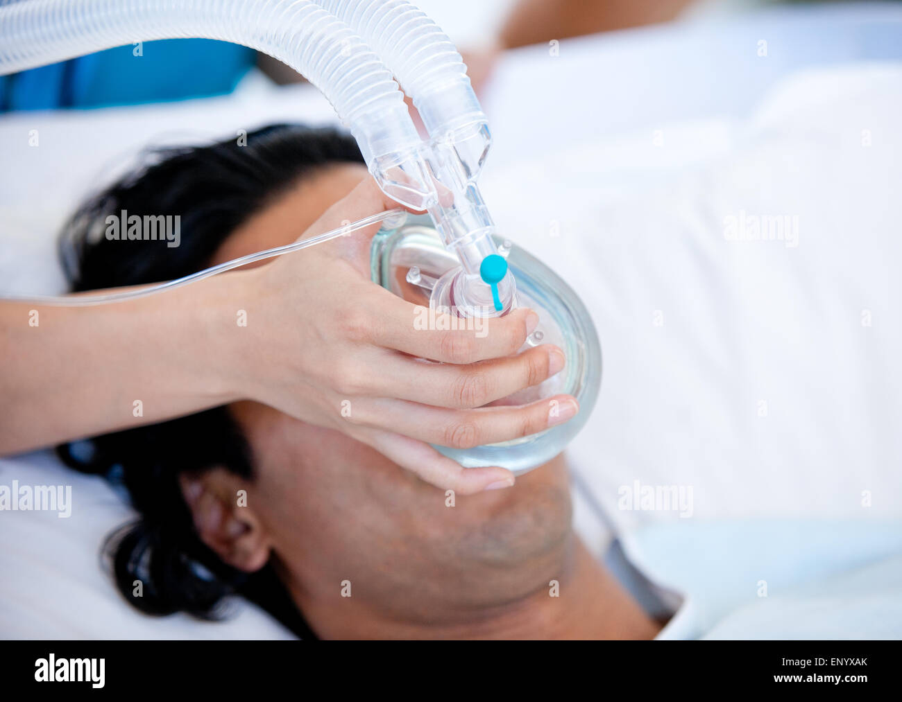 Médecin qui donner un masque à oxygène pour le patient Banque D'Images
