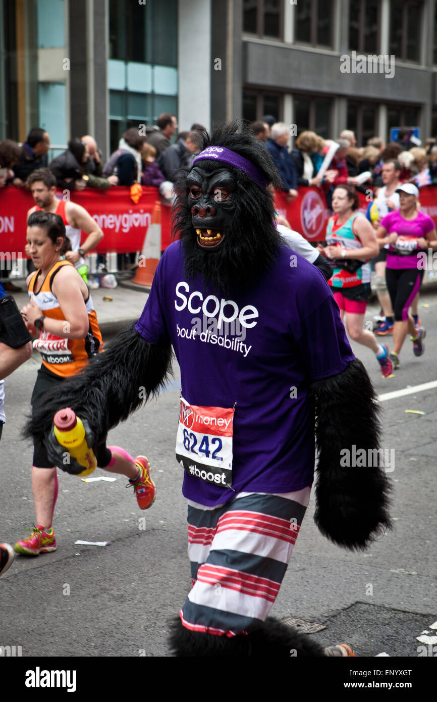 L'exécution pour la charité au Marathon de Londres Banque D'Images