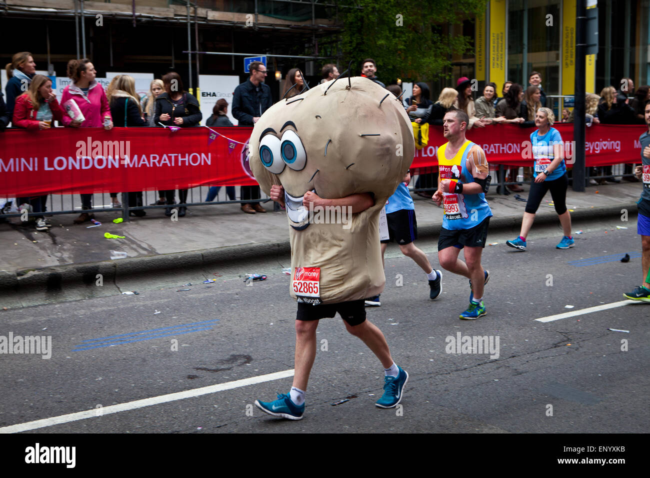 L'exécution pour la charité au Marathon de Londres Banque D'Images