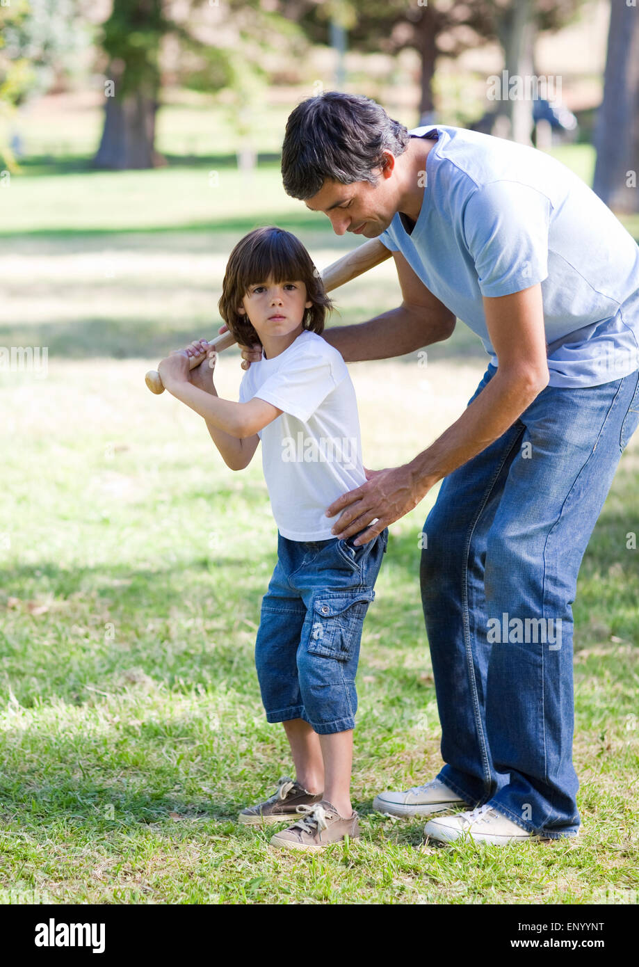 Confiant l'enseignement du père à son fils baseball Banque D'Images