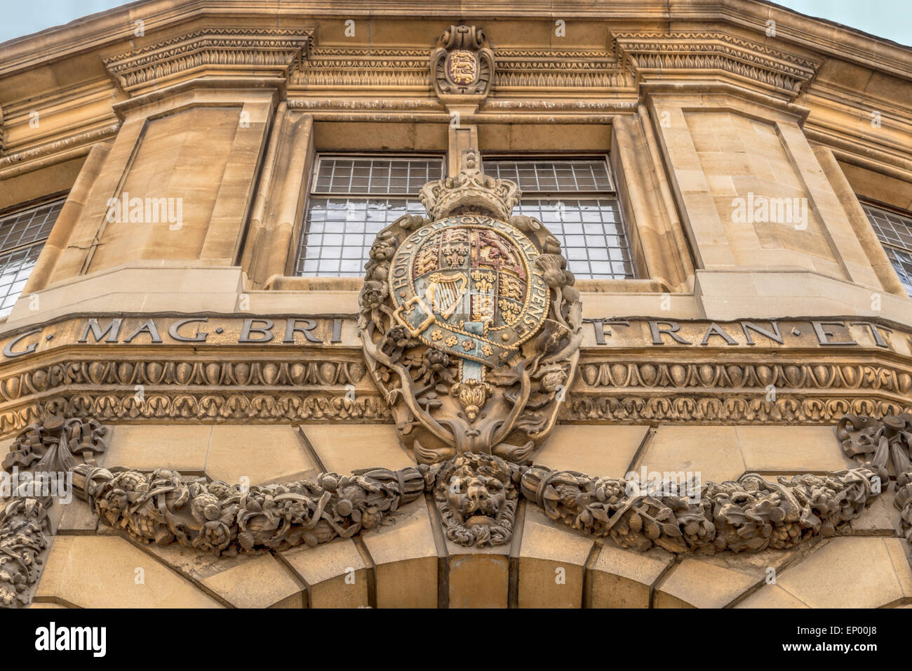 Armoiries ornant la façade du Théâtre Sheldonian, conçu par Christopher Wren, à Oxford, Angleterre, Royaume-Uni. Banque D'Images