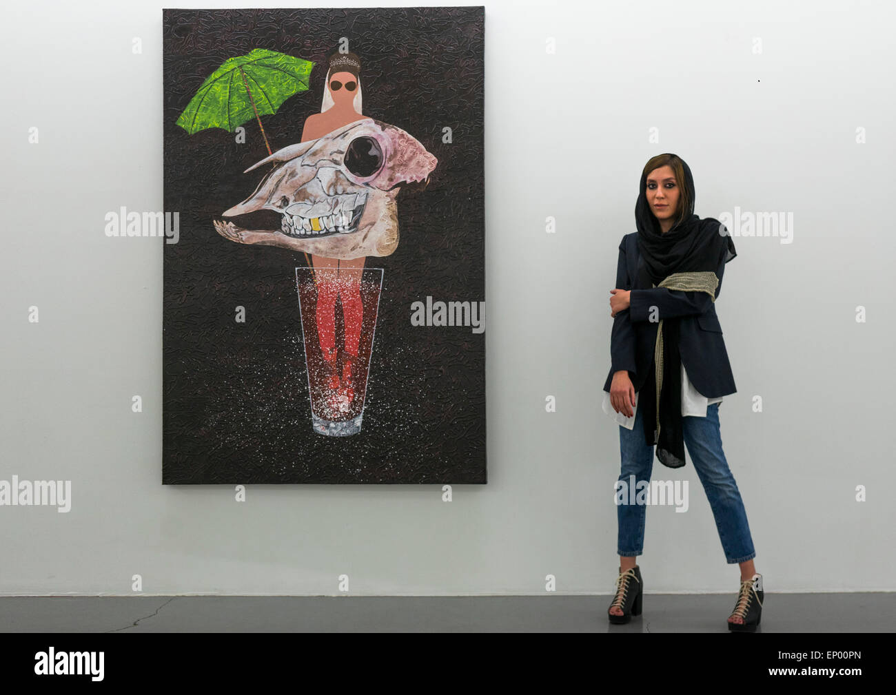 L'Iran, la province de Téhéran, Téhéran, pause Elnaz devant sa peinture Banque D'Images