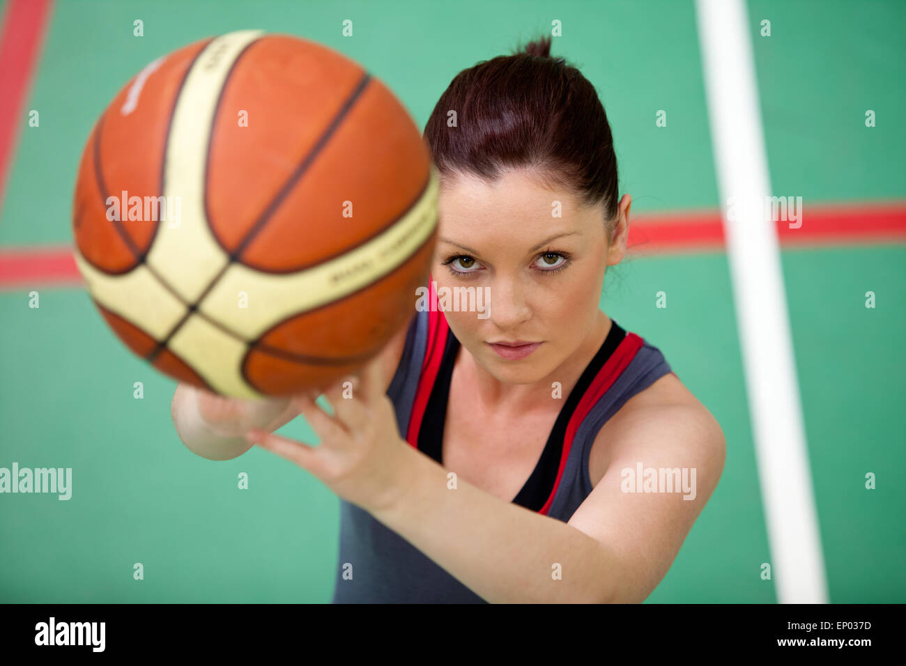 Portrait d'une jeune femme athlétique jouer basket-ball Banque D'Images