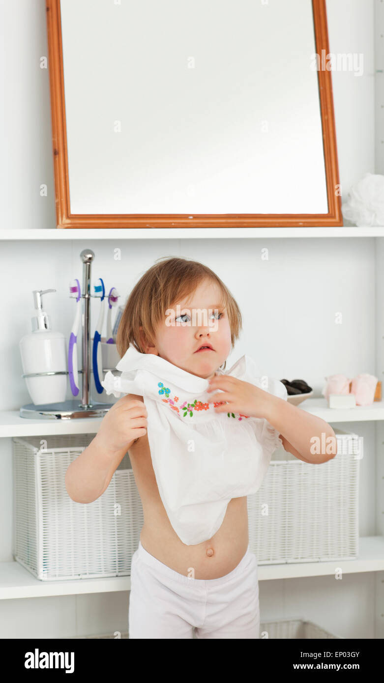 Petite fille changer de vêtements Photo Stock - Alamy