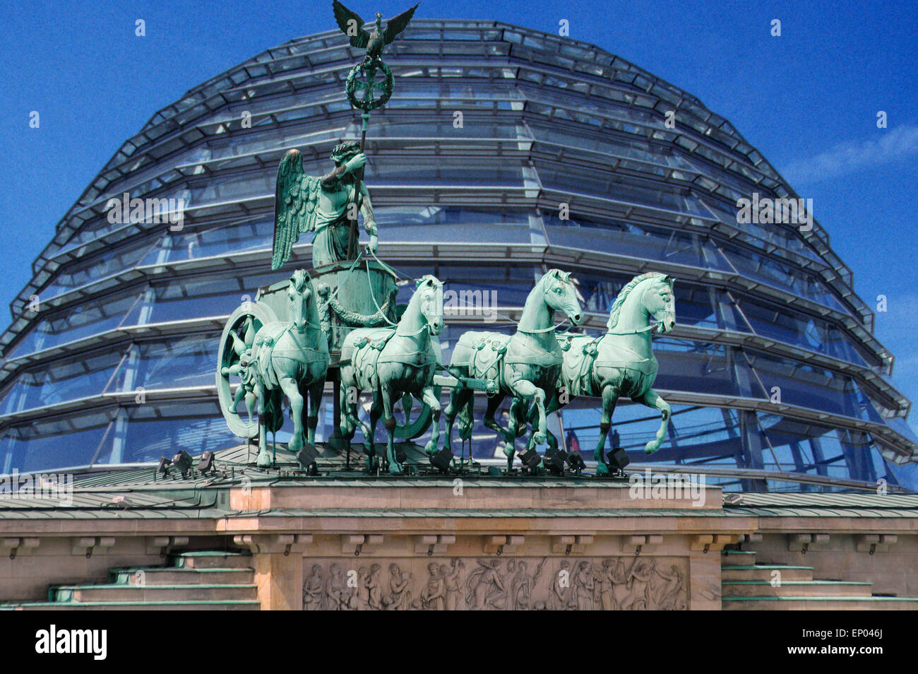 Symbolbild Berlin : die Quadriga auf dem Brandenburger Tor, im Hintergrund die Kuppel des Reichstages/ image symbolique : Berlin le Quadrige sur la porte de Brandebourg, à l'arrière-plan la coupole du Reichstag, Berlin. Banque D'Images