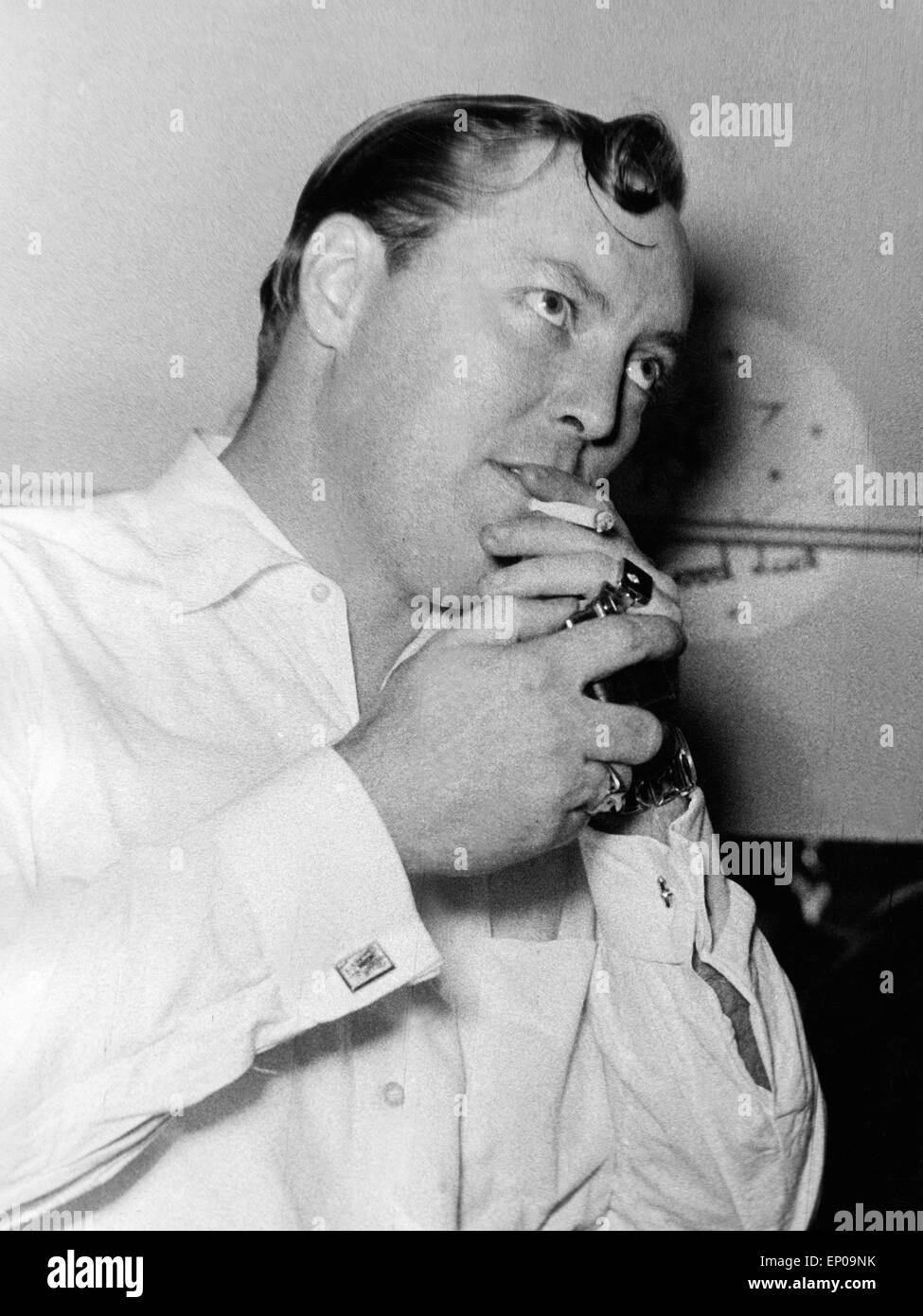 Bill Haley zündet sich eine Zigarette un, 1950er Jahre. Bill Haley allume une cigarette, 1950. Banque D'Images Bill Haley zündet sich eine Zigarette un, 1950er Jahre. Bill Haley allume une cigarette, 1950. Banque D'Images