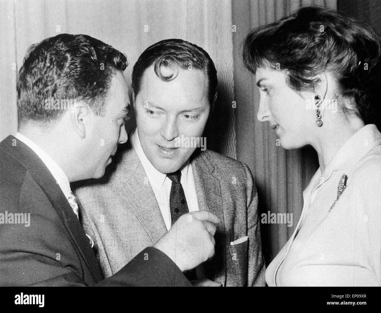 Bill Haley erhält die Goldene Schallplatte für seinen Titel Rock autour de l'horloge, 1955. Bill Haley obtient un Disque d'or pour son Banque D'Images Bill Haley erhält die Goldene Schallplatte für seinen Titel Rock autour de l'horloge, 1955. Bill Haley obtient un Disque d'or pour son Banque D'Images