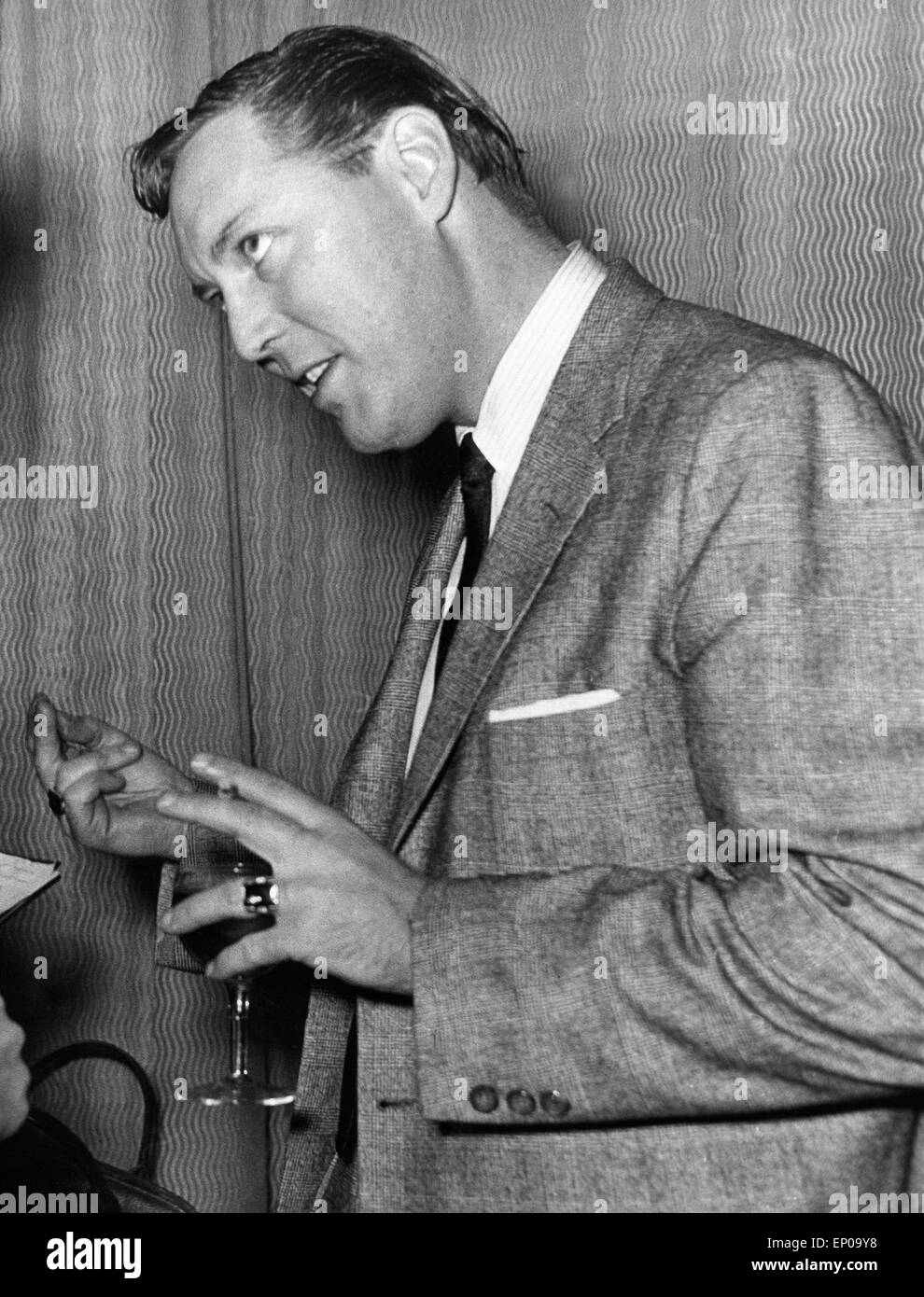 Bill Haley erhält die Goldene Schallplatte für seinen Titel Rock autour de l'horloge, 1955. Bill Haley obtient un Disque d'or pour son Banque D'Images