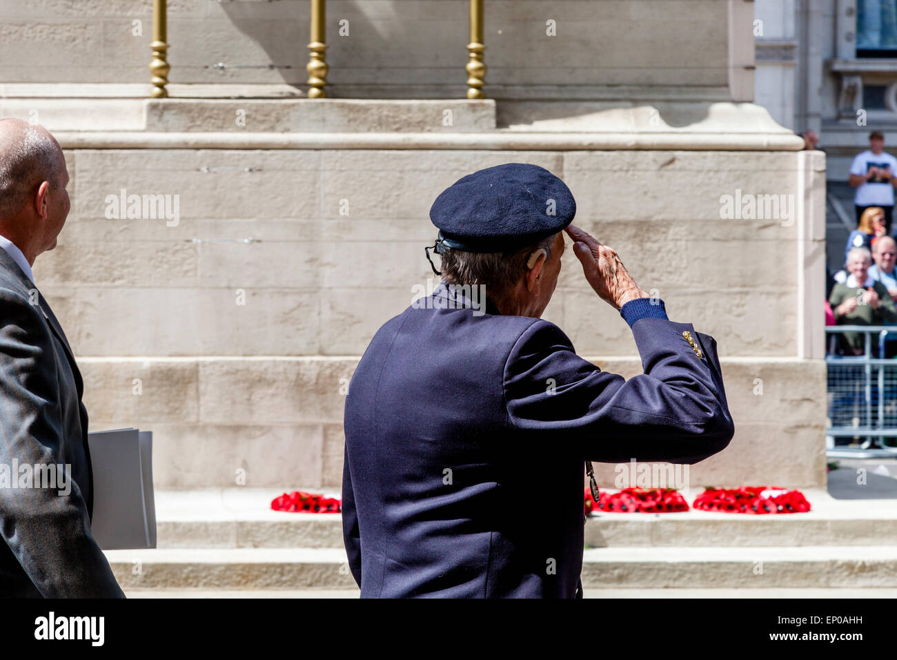 Un Défilé des anciens combattants de la guerre de l'armée britannique passe le cénotaphe dans le cadre du 70e anniversaire du Jour de la Victoire, Londres, Angleterre Banque D'Images