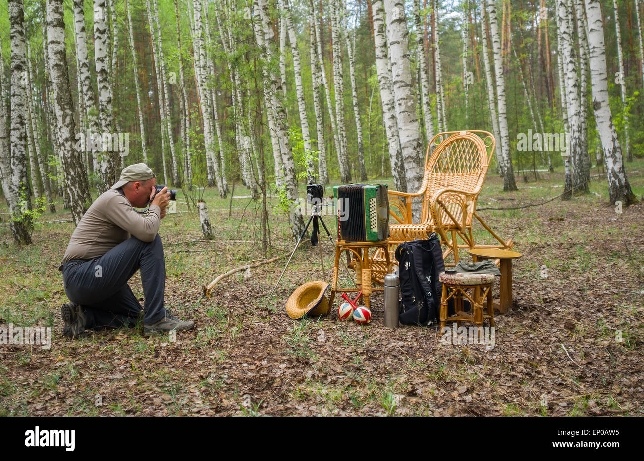 Photographe mature faire une session de photos en plein air Banque D'Images