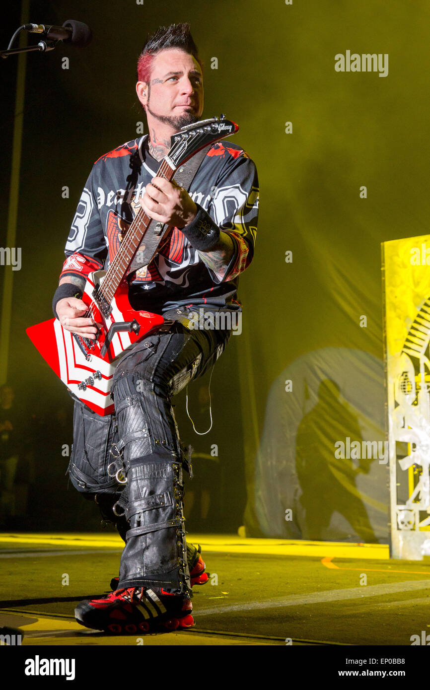 Somerset, Wisconsin, USA. 9 mai, 2015. Le guitariste JASON HOOK de cinq doigts Punch mort effectue sur scène lors de la première invasion du Nord au cours du festival de musique "Le monde est plus fort mois d'at Somerset Amphitheater à Somerset, dans le Wisconsin © Daniel DeSlover/ZUMA/Alamy Fil Live News Banque D'Images