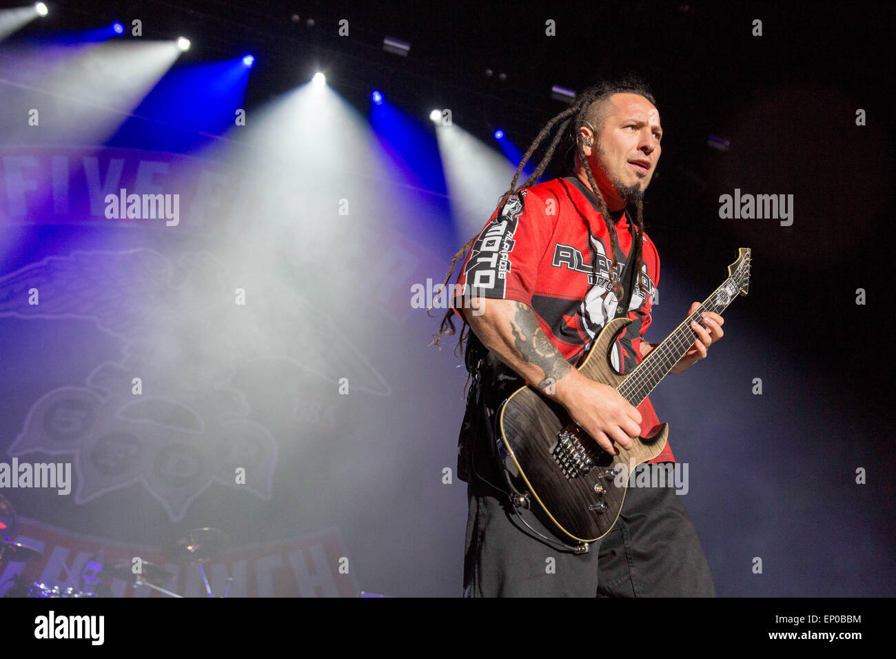 Somerset, Wisconsin, USA. 9 mai, 2015. Guitariste ZOLTAN BATHORY de cinq doigts Punch mort effectue sur scène lors de la première invasion du Nord au cours du festival de musique "Le monde est plus fort mois d'at Somerset Amphitheater à Somerset, dans le Wisconsin © Daniel DeSlover/ZUMA/Alamy Fil Live News Banque D'Images