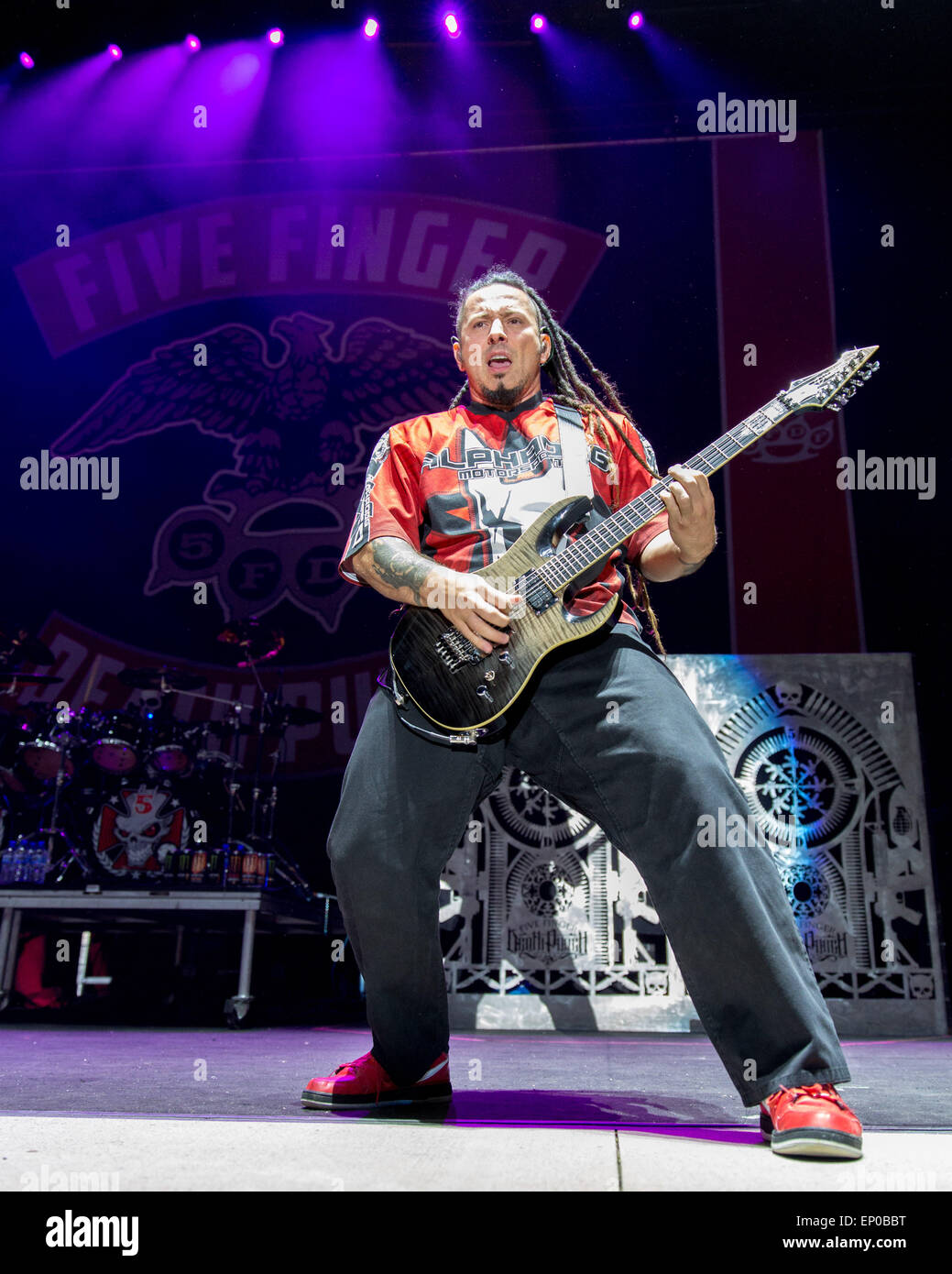 Somerset, Wisconsin, USA. 9 mai, 2015. Guitariste ZOLTAN BATHORY de cinq doigts Punch mort effectue sur scène lors de la première invasion du Nord au cours du festival de musique "Le monde est plus fort mois d'at Somerset Amphitheater à Somerset, dans le Wisconsin © Daniel DeSlover/ZUMA/Alamy Fil Live News Banque D'Images