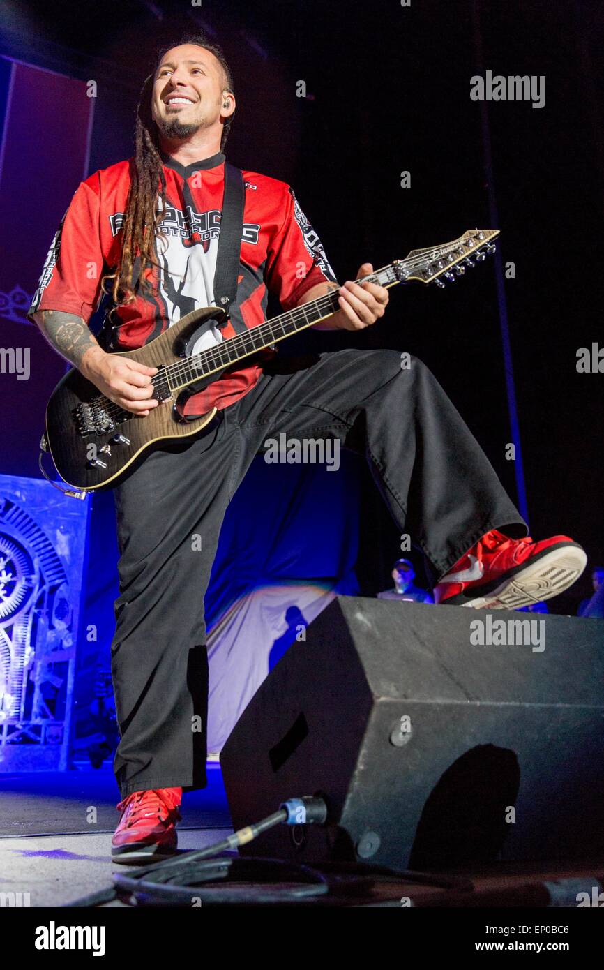 Somerset, Wisconsin, USA. 9 mai, 2015. Guitariste ZOLTAN BATHORY de cinq doigts Punch mort effectue sur scène lors de la première invasion du Nord au cours du festival de musique "Le monde est plus fort mois d'at Somerset Amphitheater à Somerset, dans le Wisconsin © Daniel DeSlover/ZUMA/Alamy Fil Live News Banque D'Images