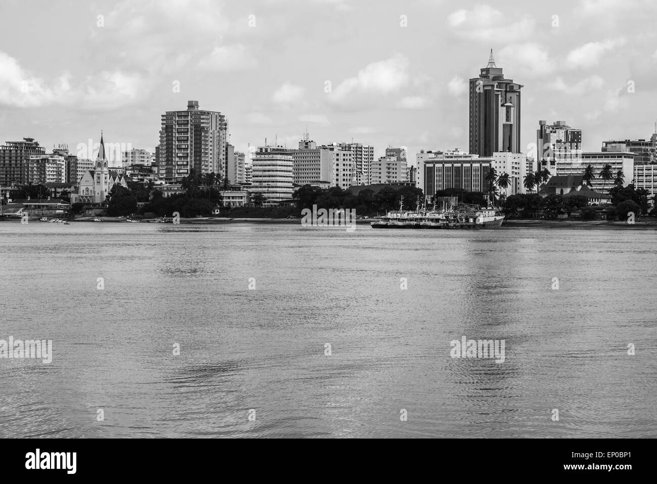 Front de mer de Dar es Salaam, en Tanzanie, en Afrique de l'Est, à l'architecture moderne, vu depuis un bateau. À l'horizontal, noir et blanc. Banque D'Images