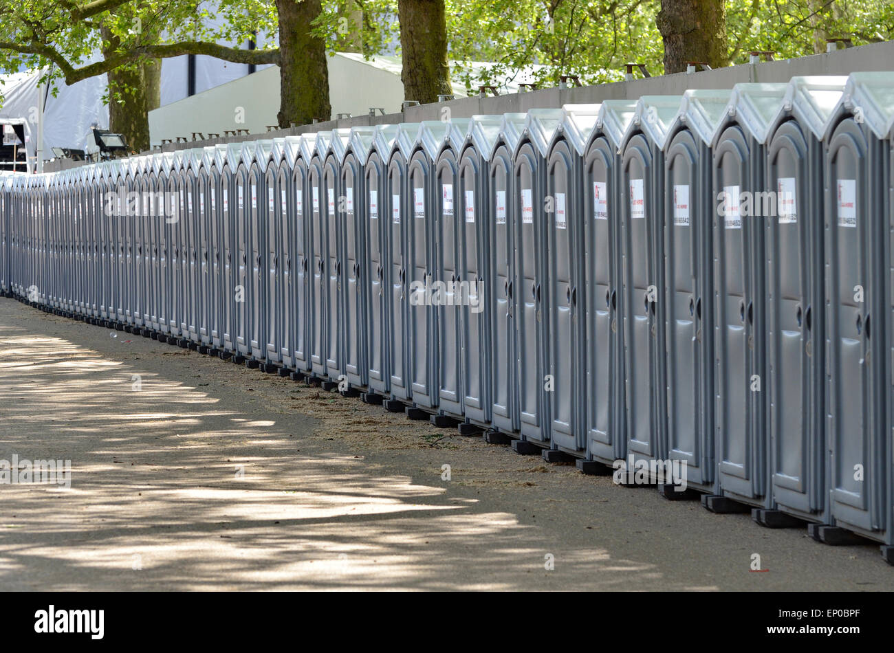 Londres, Angleterre, Royaume-Uni. Grande ligne de toilettes publiques portables, dans le parc St James' pour le VE 70ème Anni... Banque D'Images