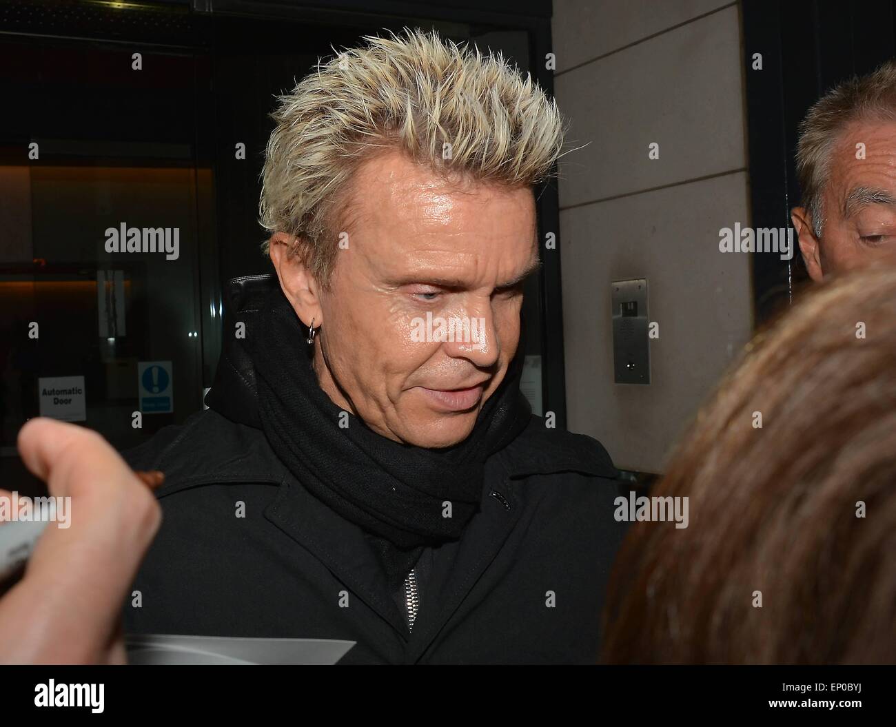 Billy Idol arrivant à Vicar Street avec le guitariste Steve Stevens et sa femme Josie Stevens avant leur concert sold out ce soir (07Nov14) avec : Billy Idol Où : Dublin, Irlande Quand : 07 novembre 2014 Source : WENN.com Banque D'Images