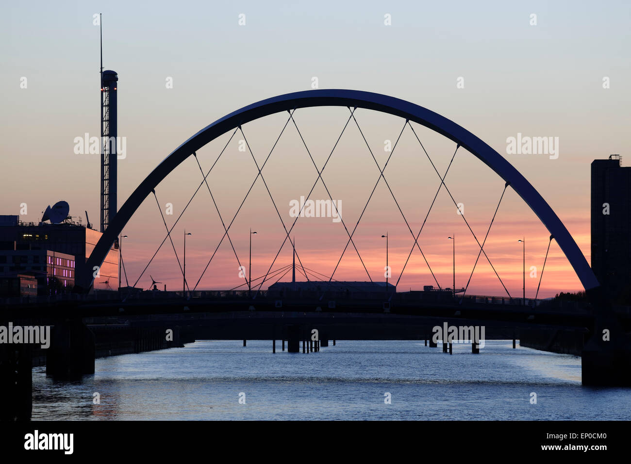 Coucher de soleil sur le pont d'Arc et la rivière Clyde Clyde à Glasgow, Écosse, Royaume-Uni Banque D'Images