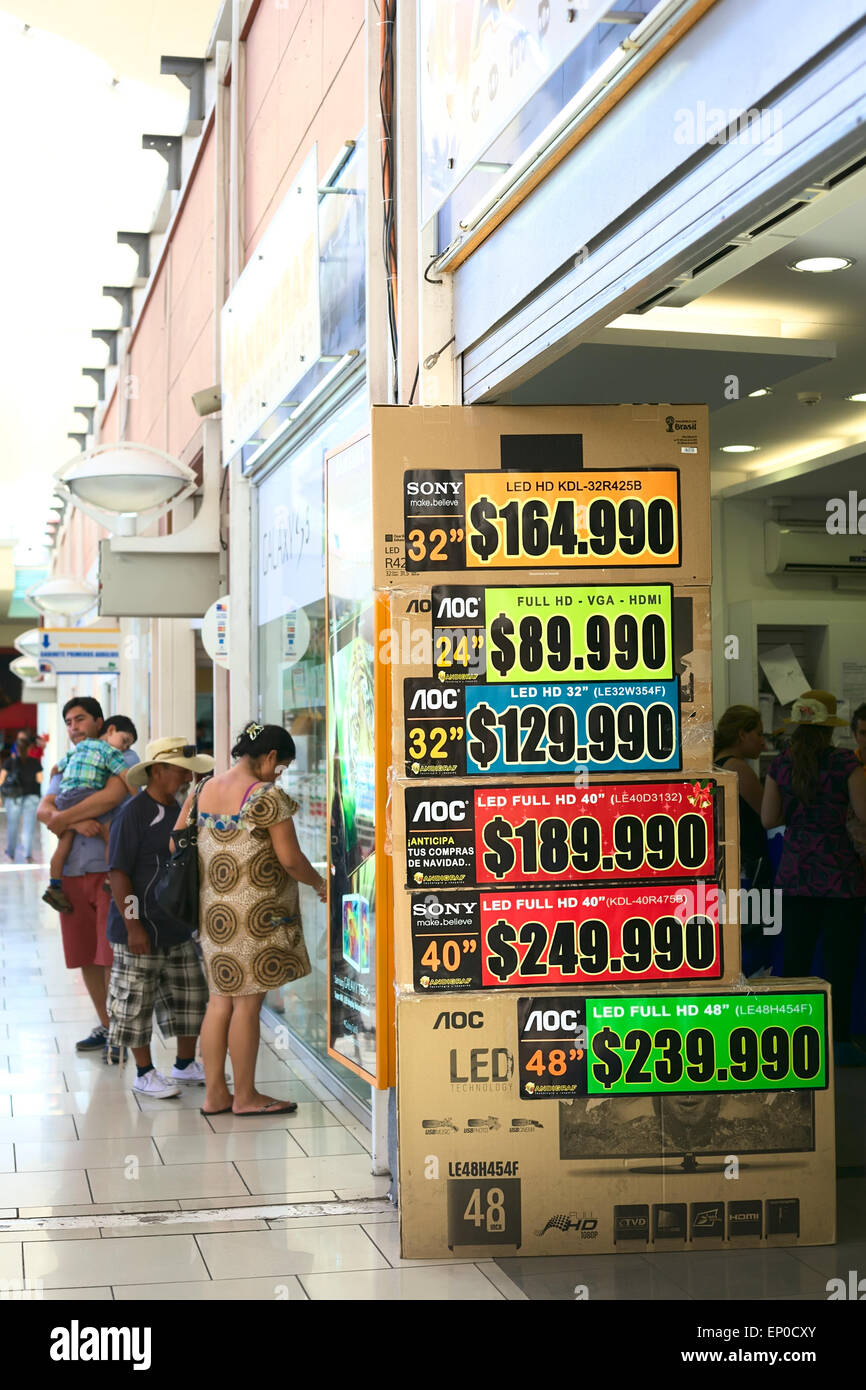 Les prix des téléviseurs à écran plat à l'entrée d'une boutique dans le centre commercial Zofri à Iquique, Chili Banque D'Images