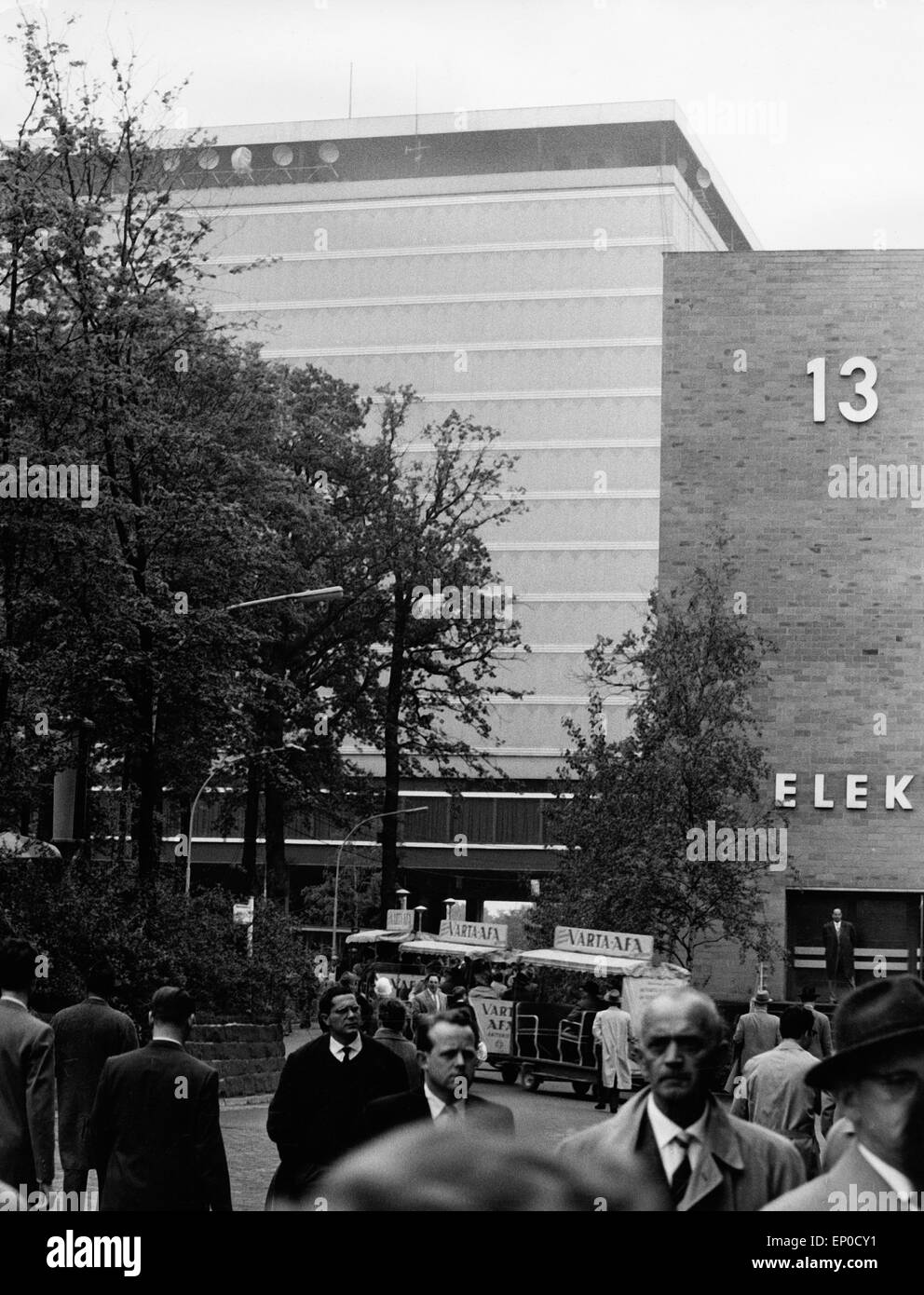 Messegebäude der Messe Hannover 1964. Bâtiment à la foire de Hanovre en 1964. Banque D'Images