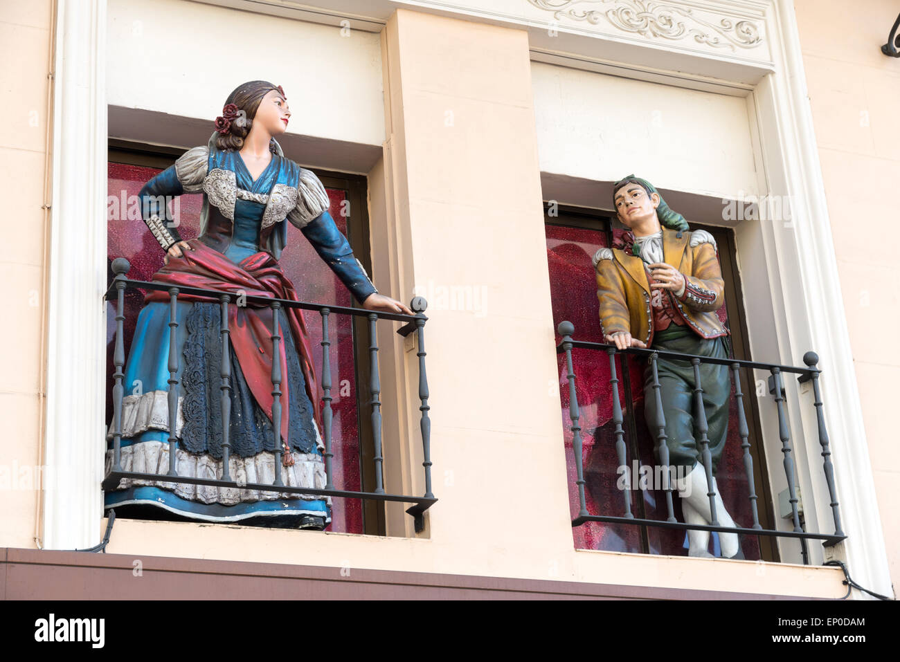 Modèles de personnes au 18e siècle les vêtements sur balcon au-dessus du magasin de souvenirs, Madrid, Espagne Banque D'Images