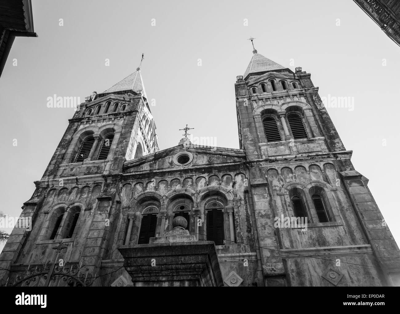 Photo grand angle de l'avant et les tours de la Cathédrale Catholique Saint-Joseph à Stone Town, Zanzibar, Tanzanie. Banque D'Images