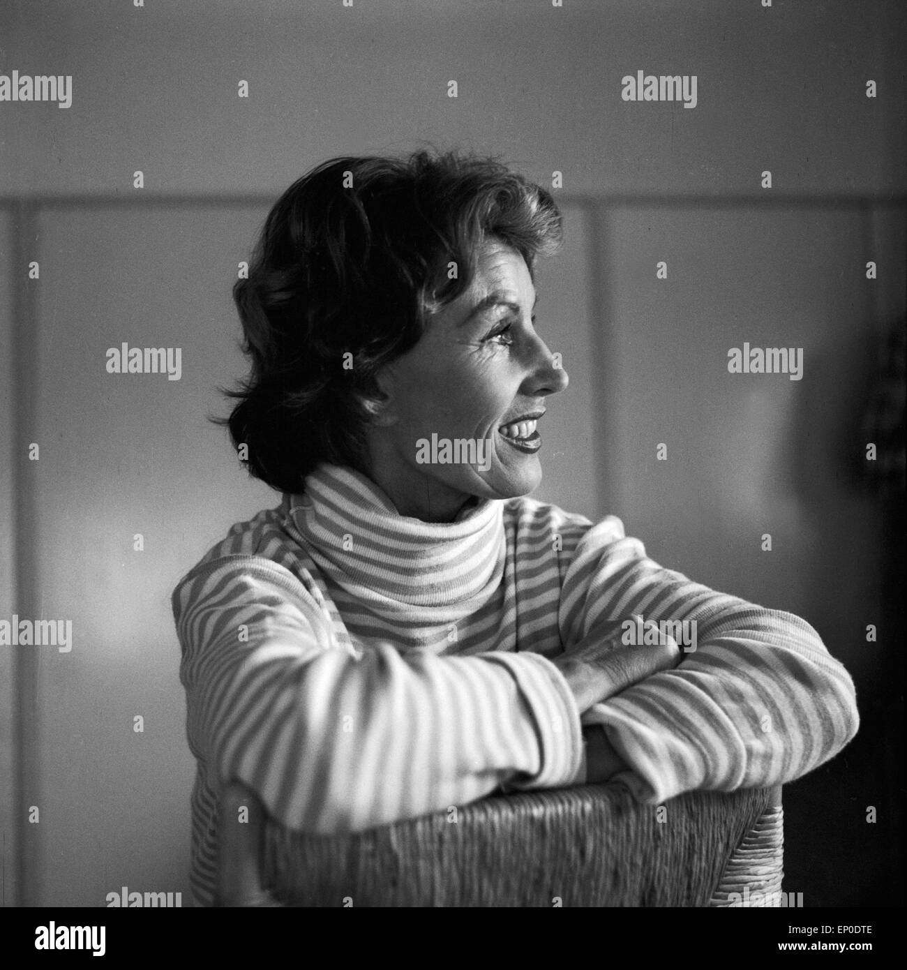 Deutsche Sängerin und Schauspielerin de Lale Andersen, Mitte 1957. L'actrice et chanteuse allemande Lale Andersen, mi 1957. Banque D'Images