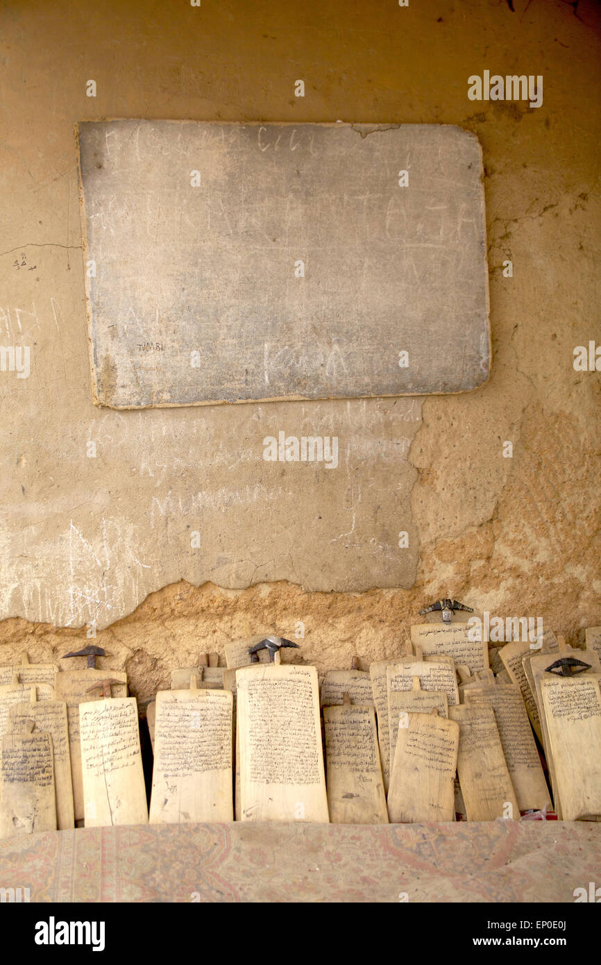 Kano Nigeria 06th Avr 15 Les Citations Du Coran Ont Ete Ecrits Sur Des Tablettes De Bois Placee A Cote D Un Mur De L Ecole Coranique Almajiri A Kano Au Nigeria 01 Avril