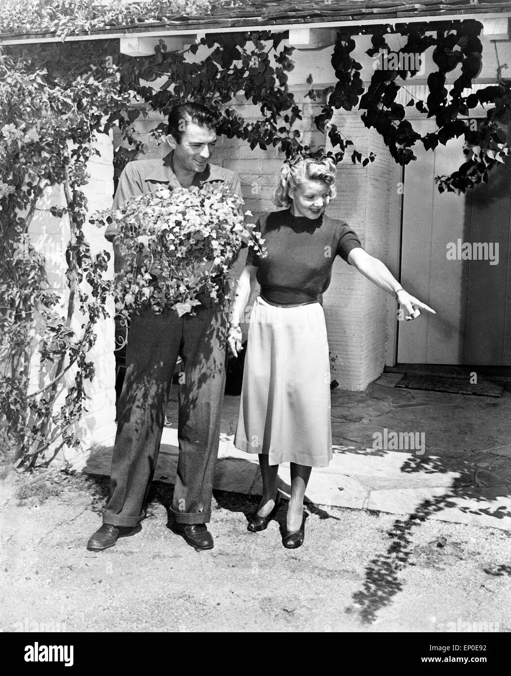 Der amerikanische Acteurs et Actrices Gregory Peck senneur mit Frau Greta im Garten, 1950er Jahre. L'acteur américain Gregory Peck avec son Banque D'Images