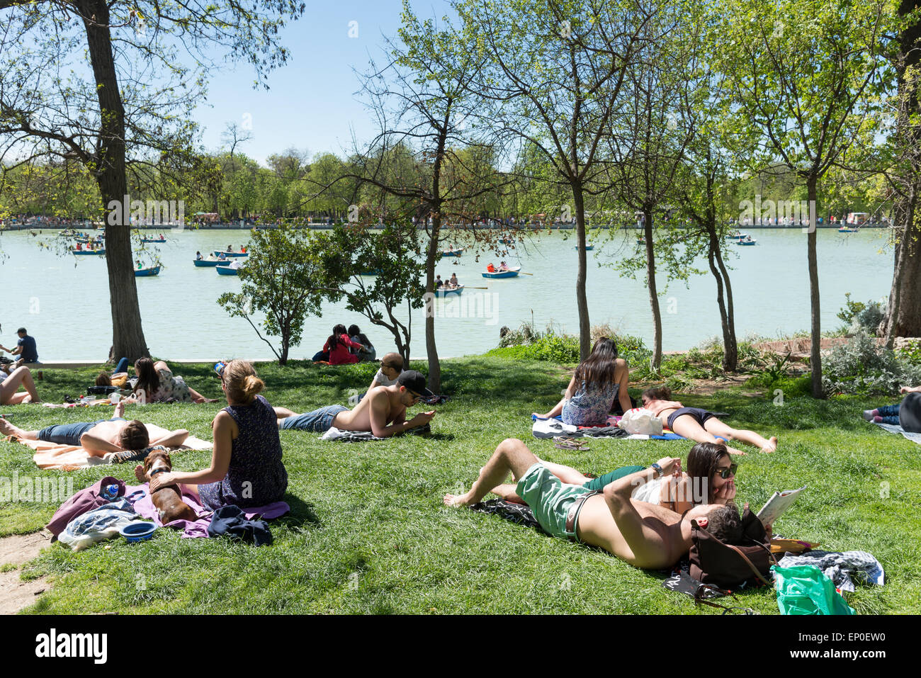 Les gens relaxer au bord du lac dans le parc del Buen Retiro, Madrid, Espagne Banque D'Images