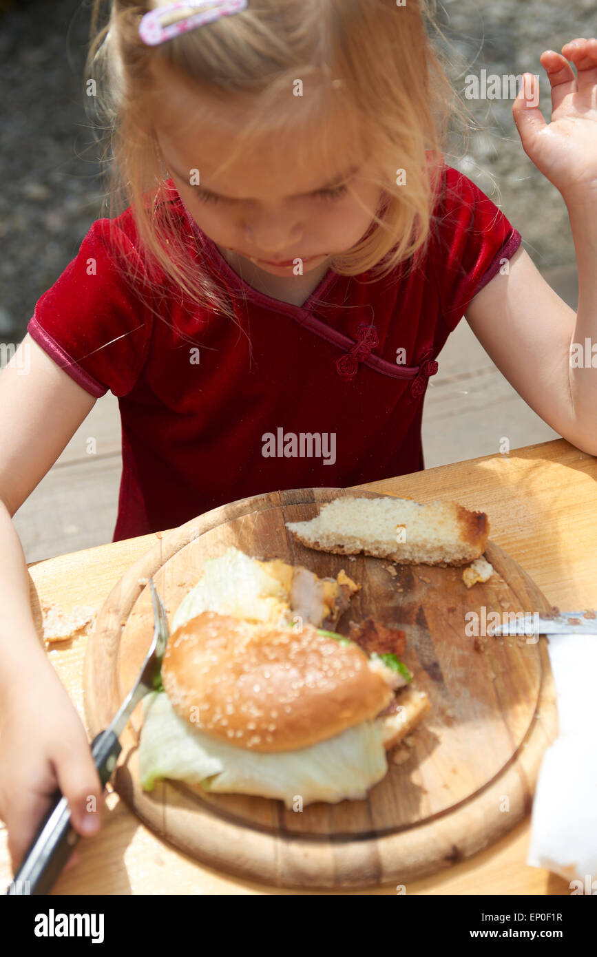 Girl Eating a Burger (hamburger) dans le Banque D'Images