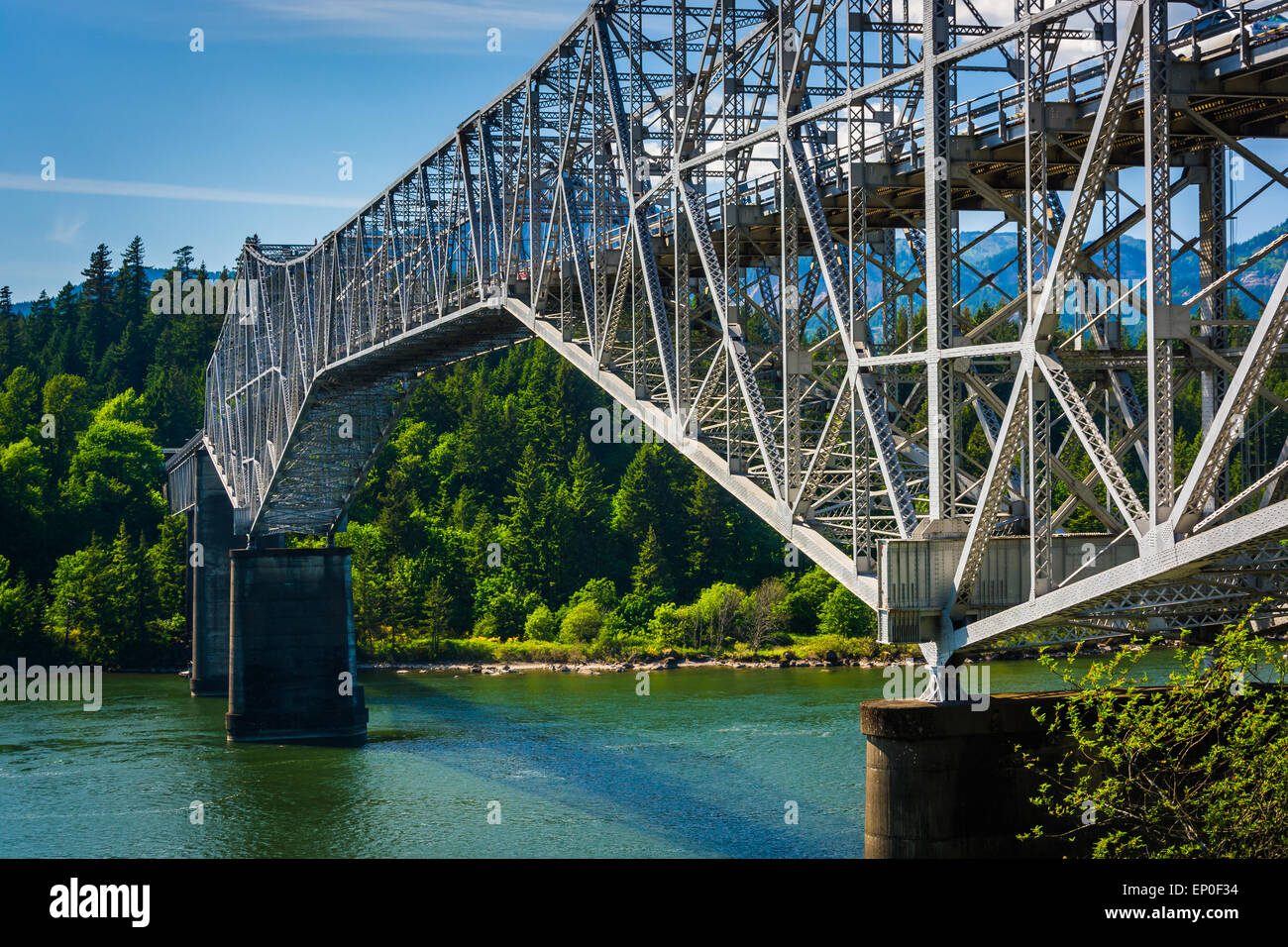 Le pont des dieux, sur le fleuve Columbia, à Cascade Locks, Oregon. Banque D'Images