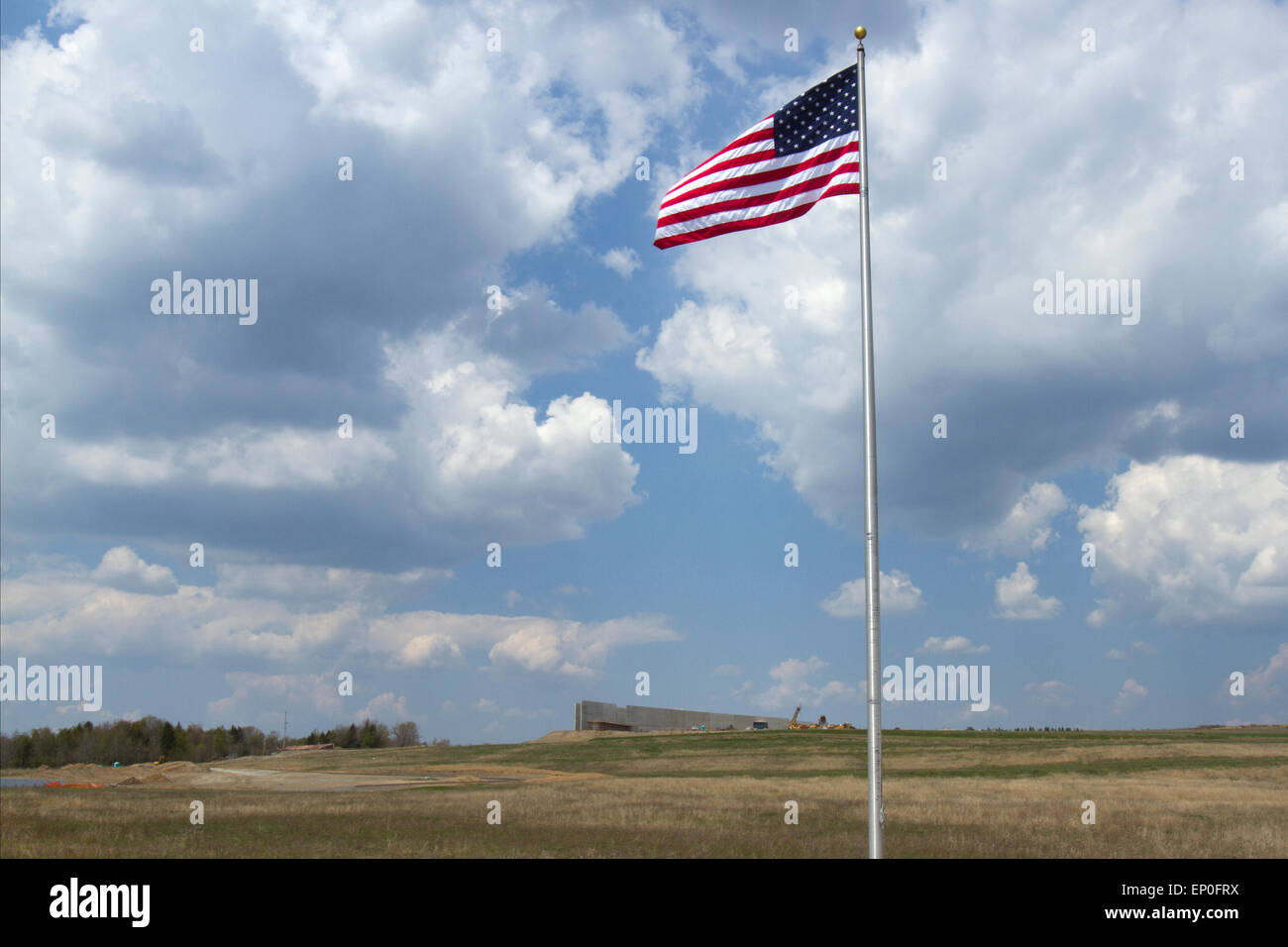 Le comté de Somerset, PA, Etats-Unis - 8 mai 2015 : drapeau américain volant au-dessus du nouveau centre des visiteurs à la Flight 93 National Memorial. Banque D'Images