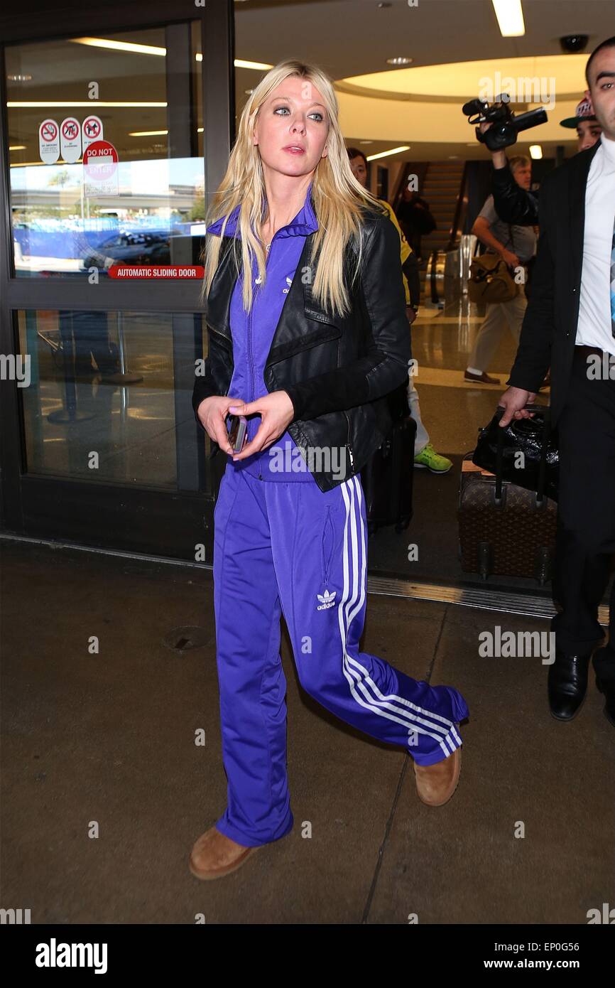 Tara Reid arrive à l'Aéroport International de Los Angeles (LAX) le port  d'un survêtement adidas violet violet correspondant à un cas pour son  téléphone portable avec : Tara Reid Où : Los