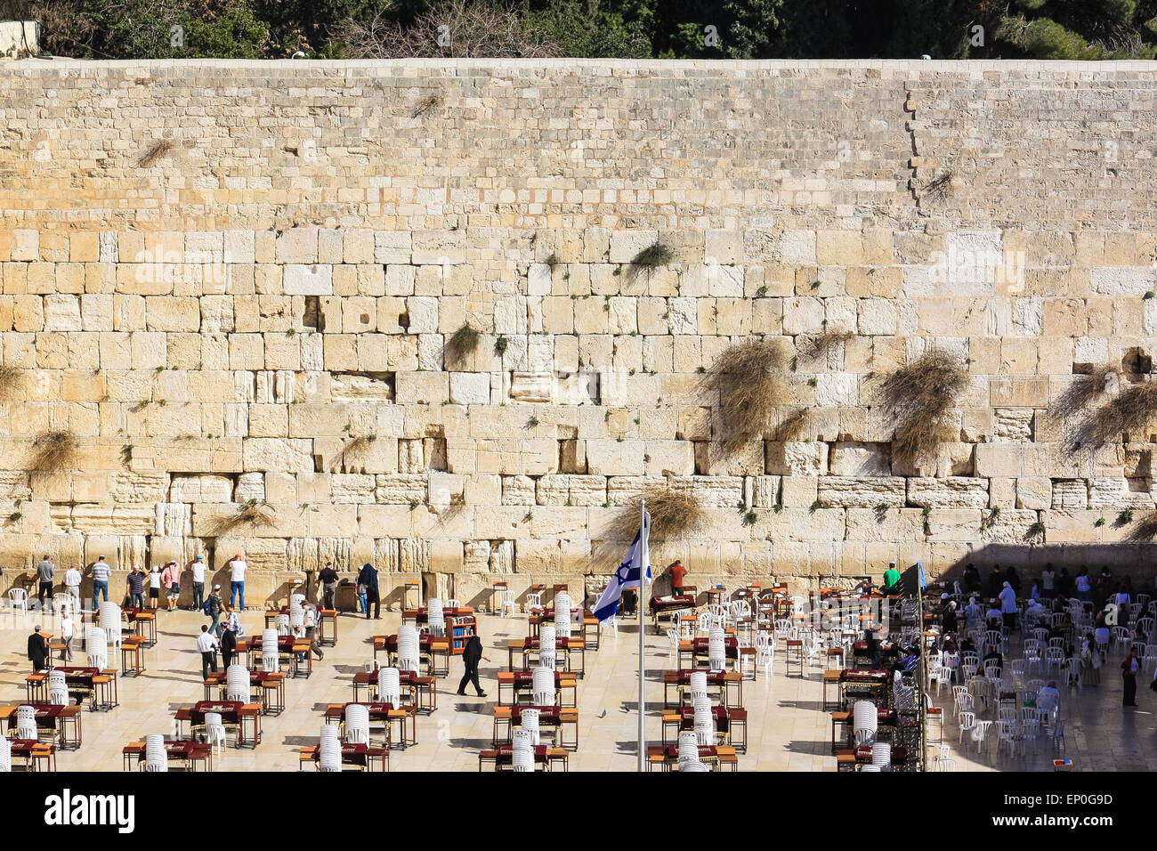 Mur Occidental à Jérusalem, Israël. La prière au Mur des lamentations dans la vieille ville, l'ombre se déplacer sur place. Banque D'Images