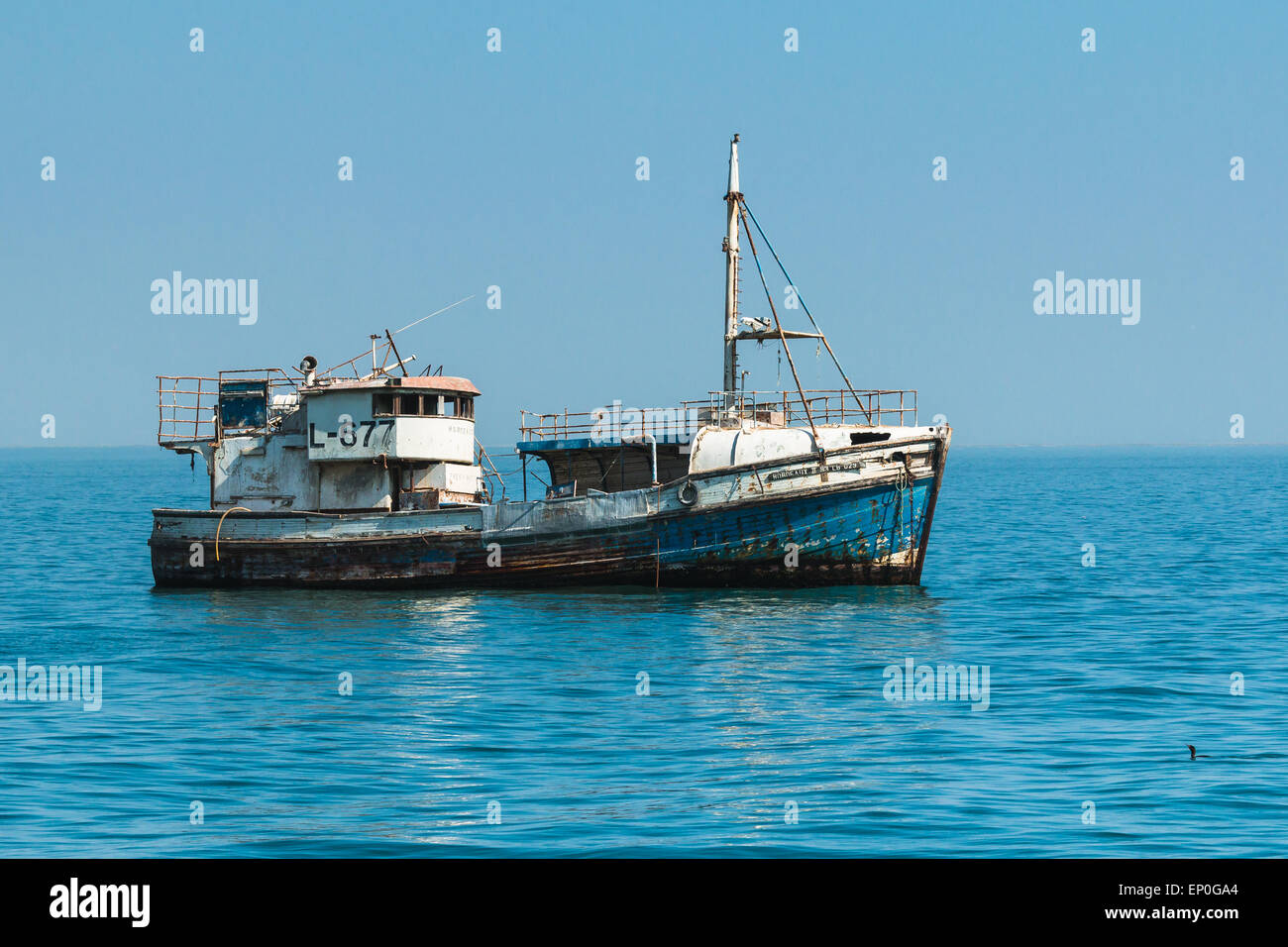 Vieux bateau sans moteur. Est maintenant utilisé comme endroit pour travailler pour l'Oyster Farm. Banque D'Images