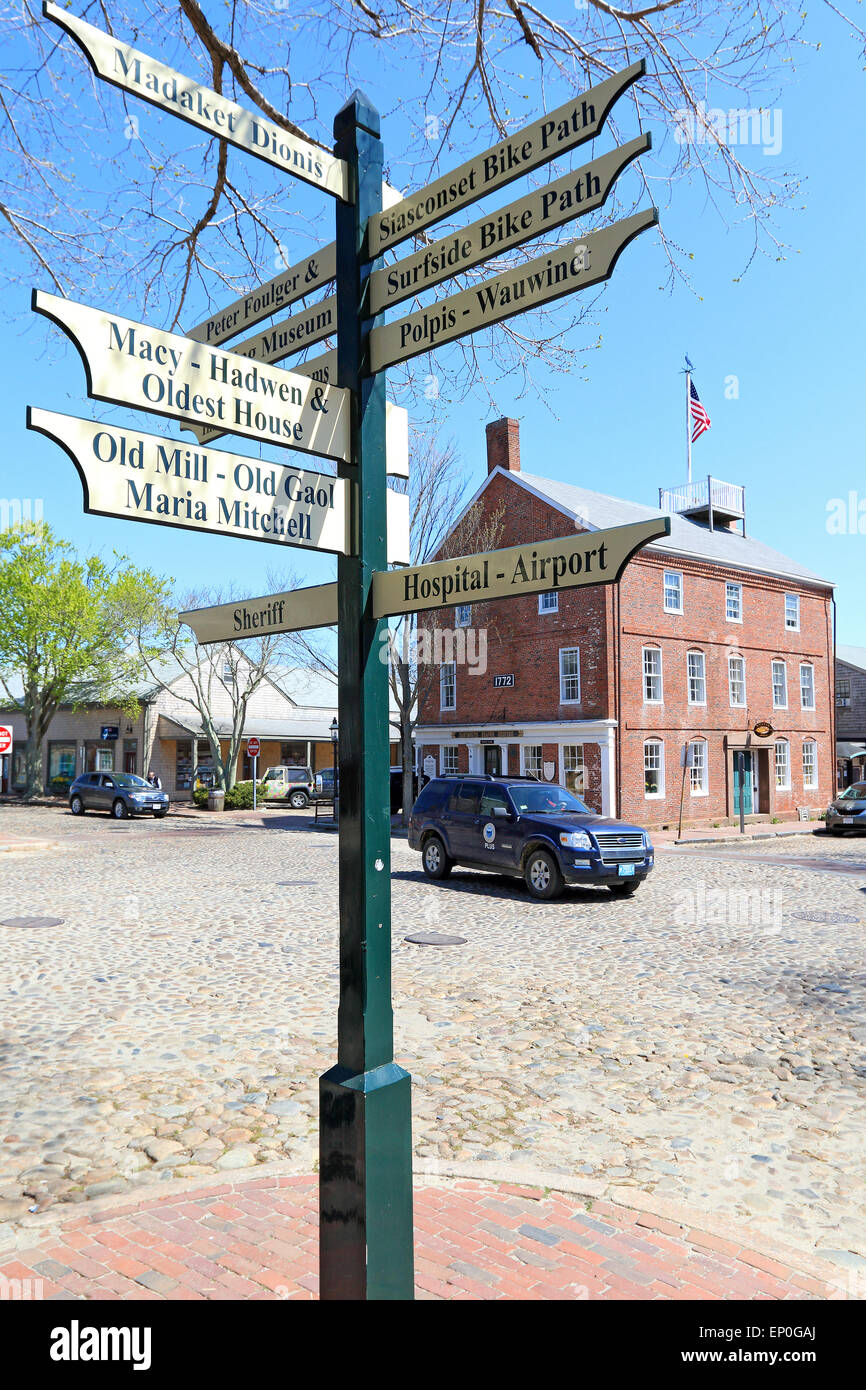 Sur l'île de Nantucket Nantucket Massachusetts. Plaque de rue au centre, centre de la ville avec l'intersection de la rue pavée. Banque D'Images
