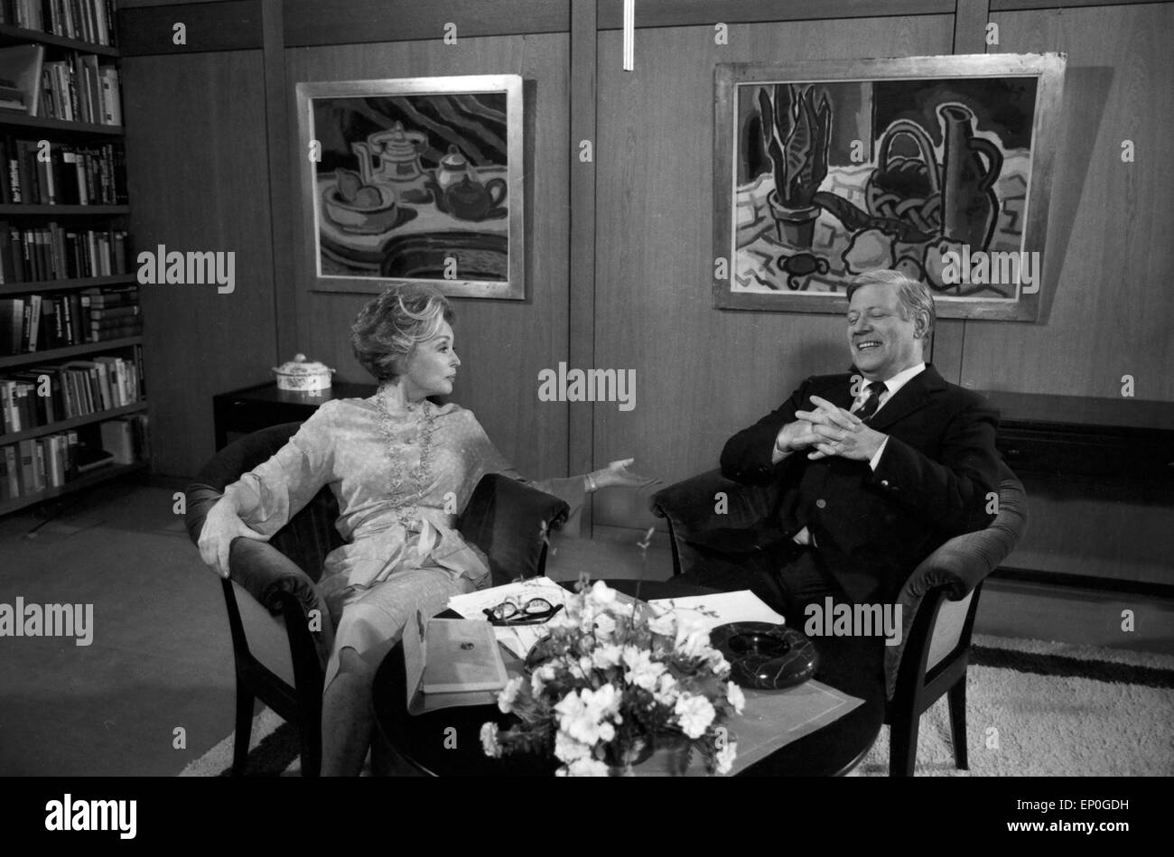 Deutsche Schauspielerin und Autorin, Malerin Lilli Palmer im Gespräch mit Bundeskanzler Helmut Schmidt am 02.04.1982. L'allemand Banque D'Images