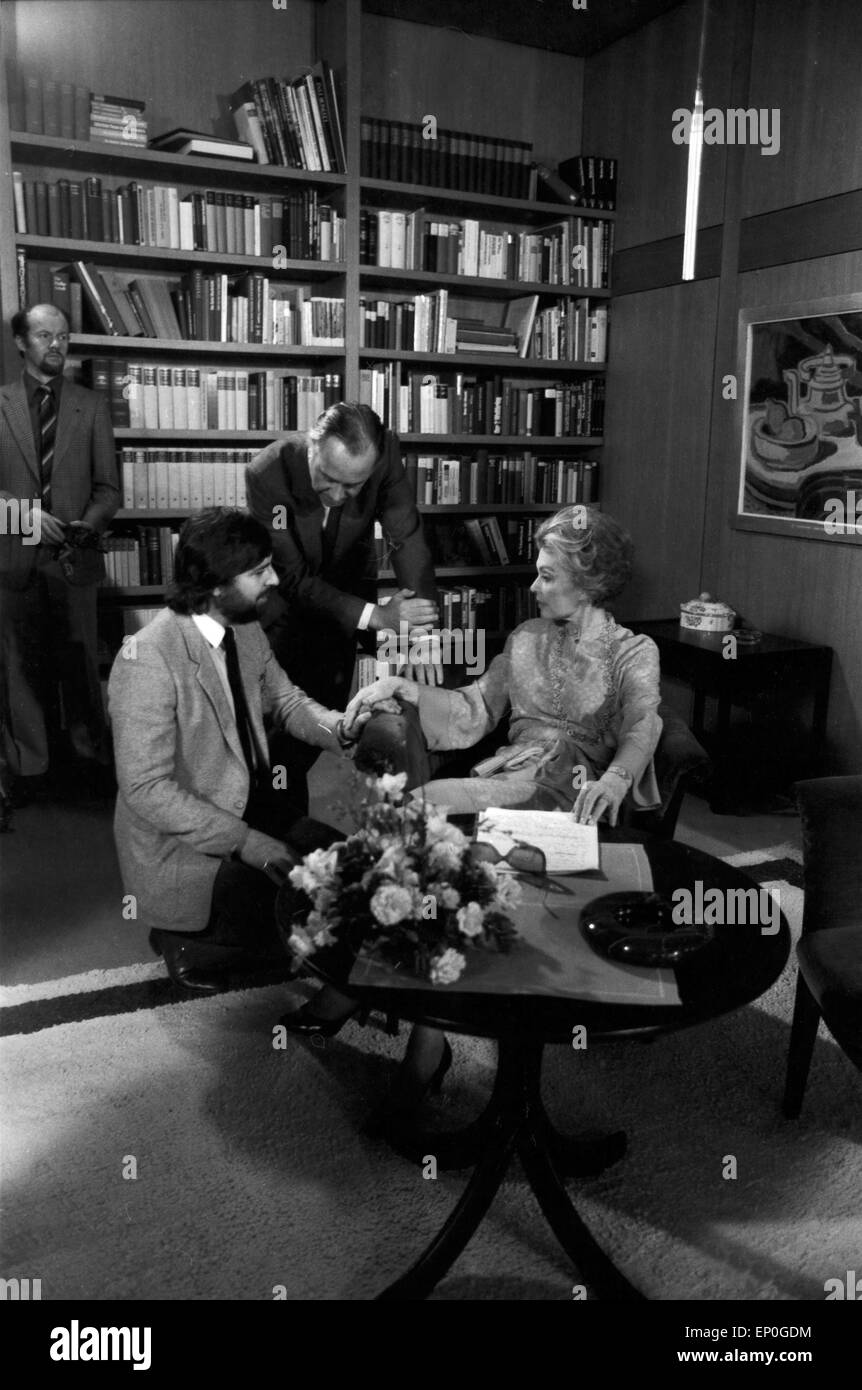 Deutsche Schauspielerin und Autorin, Lilli Palmer Malerin vor dem Gespräch mit Bundeskanzler Helmut Schmidt am 02.04.1982. G Banque D'Images