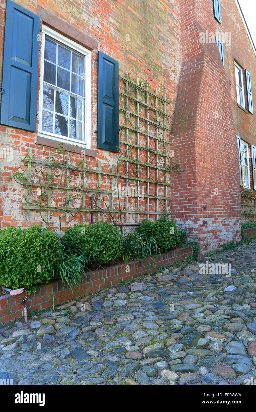 Sur l'île de Nantucket Nantucket Massachusetts. Vieille maison en brique avec cobble Stone Street, rue pavée. Banque D'Images