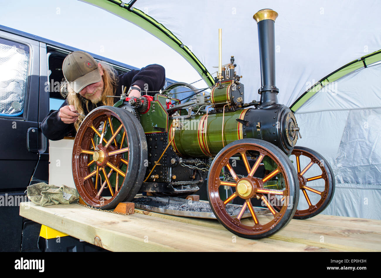 Un passionné avec un moteur à vapeur miniature Banque D'Images