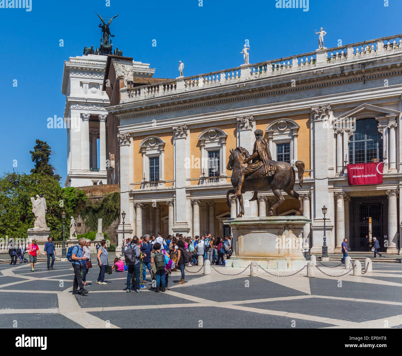 Rome, Italie. Piazza del Campidoglio, avec copie de la statue équestre de Marc-Aurèle. Banque D'Images