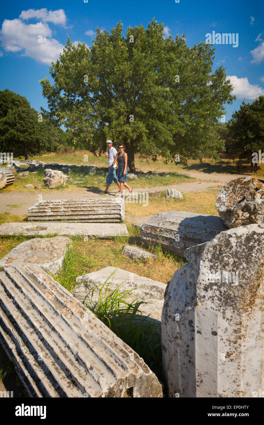 Troy, Province de Çanakkale, Turquie. Un couple se promener parmi les ruines. Troy est un UNESCO World Heritage Site. Banque D'Images