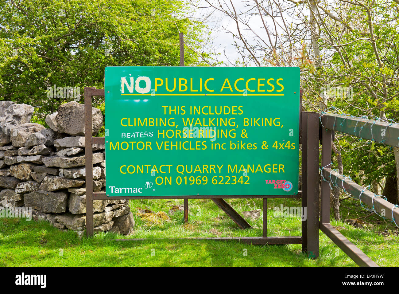 Connectez-vous - pas de l'accès du public - à l'entrée de carrière, près de Leyburn, North Yorkshire, England UK Banque D'Images