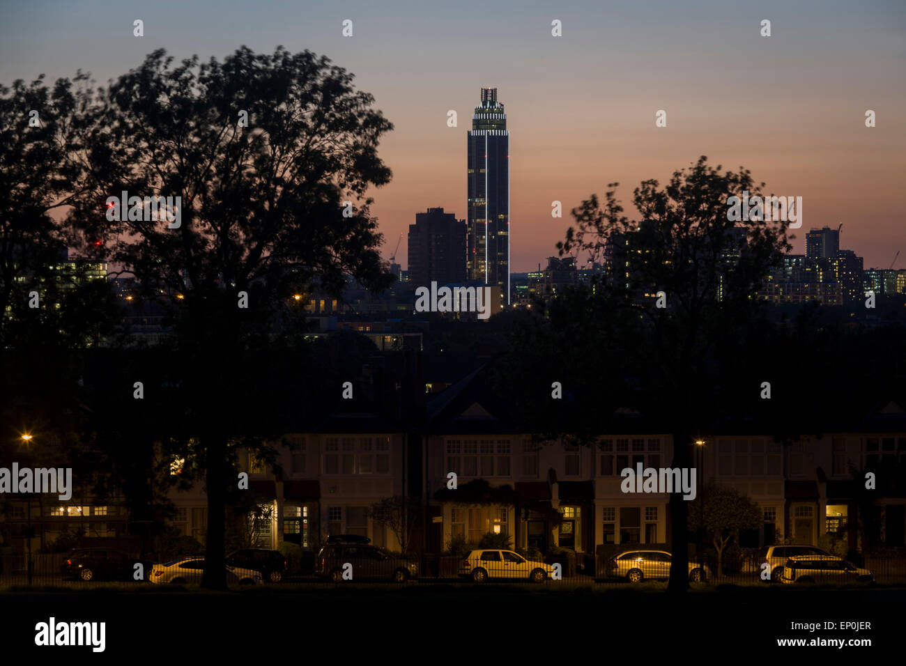 Au-delà de la période édouardienne foyers riverains de Ruskin Park dans le sud de Londres, le gratte-ciel résidentiel appelé St George Wharf Tower. Banque D'Images