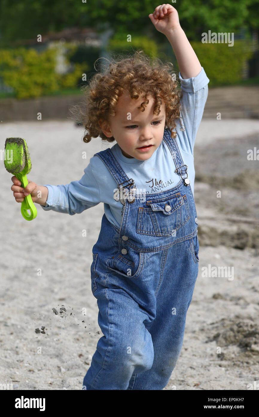 Petit garçon courir et jouer sur une plage au bord du lac Banque D'Images