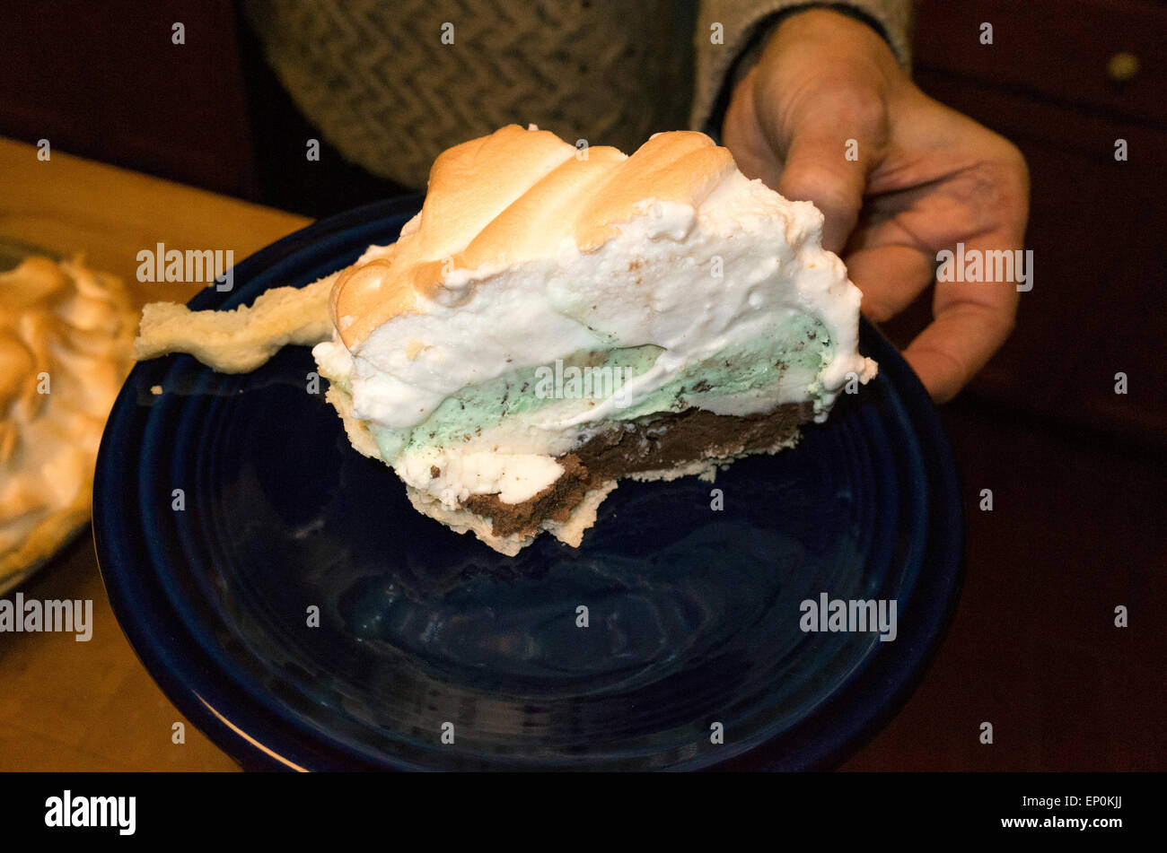 Un morceau d'Omelette dessert composé de crème glacée et du gâteau doré garni de meringue. St Paul Minnesota MN USA Banque D'Images
