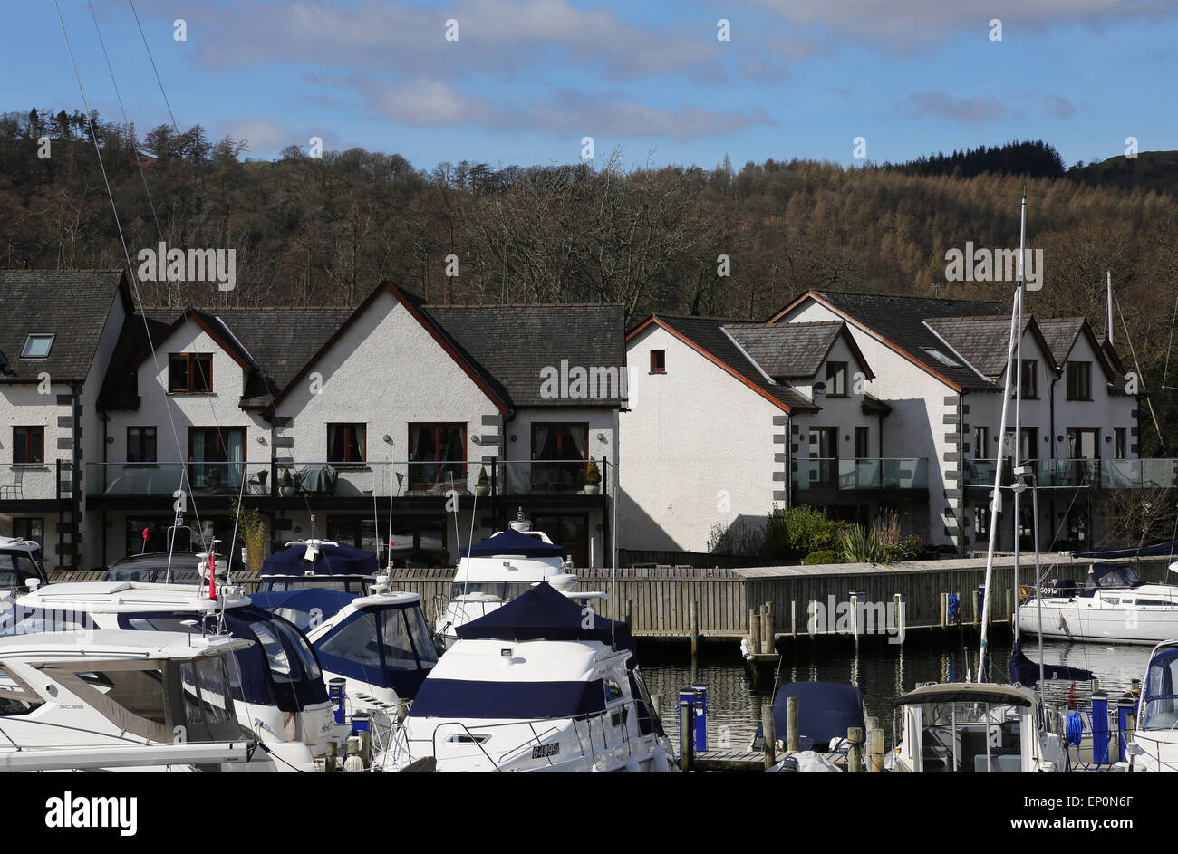 Bateaux et maisons à Windermere marina village de Lake District, UK Banque D'Images