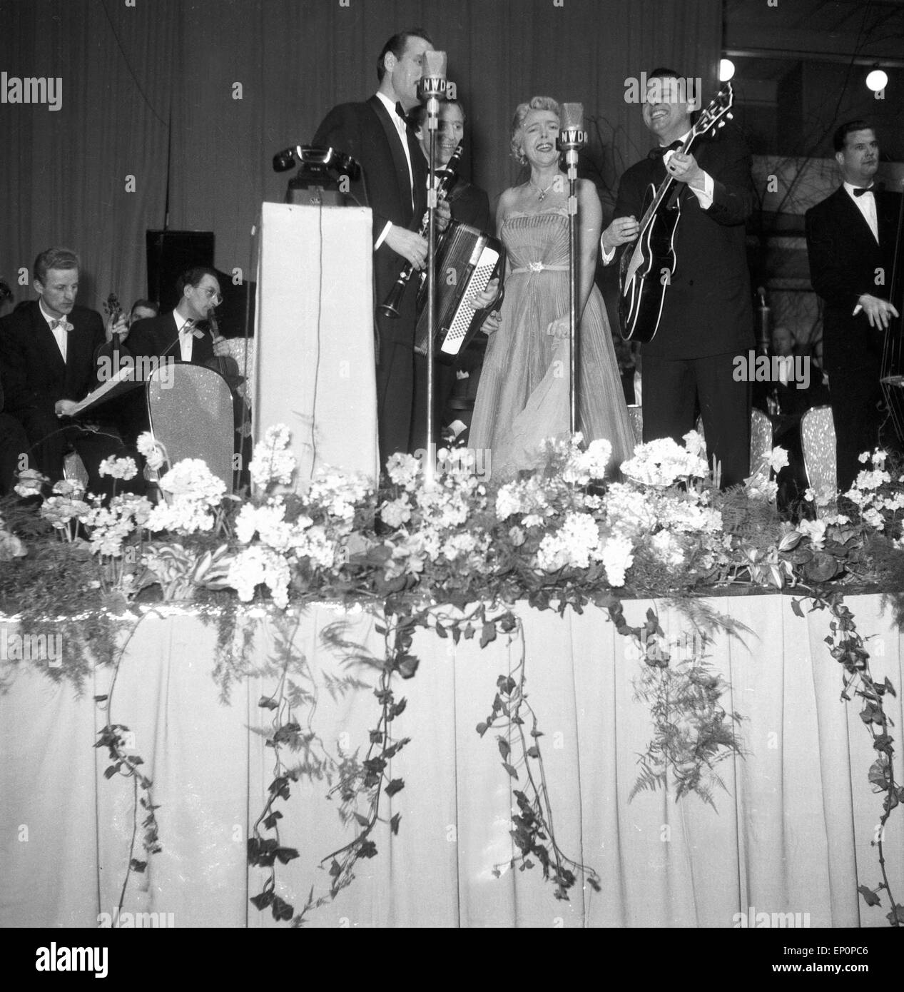 Hensch Friedel und die Cyprys bei einem Auftritt à Hambourg 1954. Schlager allemand groupe de musique Hensch Friedel und die perf Cyprys Banque D'Images