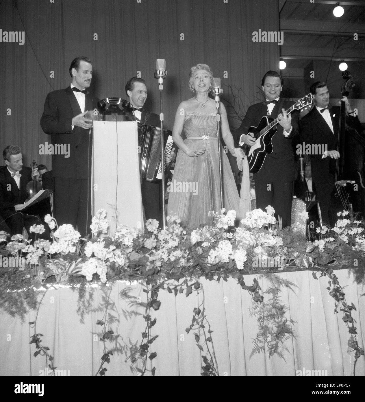 Hensch Friedel und die Cyprys bei einem Auftritt à Hambourg 1954. Schlager allemand groupe de musique Hensch Friedel und die perf Cyprys Banque D'Images
